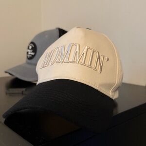 ‘Mommin’ Black and Cream Cap